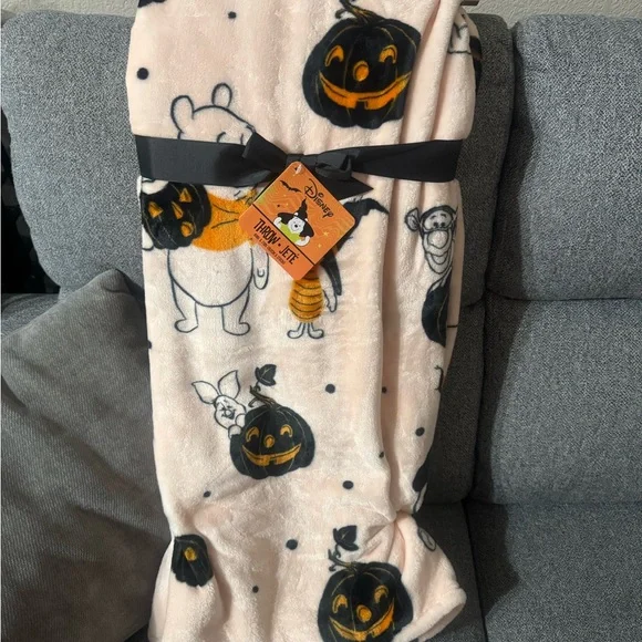 Disney Winnie the Pooh Halloween Plush Throw Blanket - Picture 3 of 3